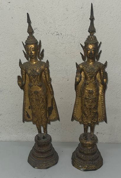 null Deux sujets en métal doré "Bouddha"
Thaïlande, Xxe siècle
H.: 50 cm (percés...