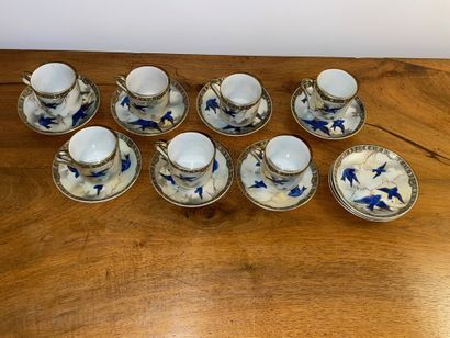 null Sept tasses et dix sous-tasses à café en porcelaine à décor d'oiseaux, Japon,...