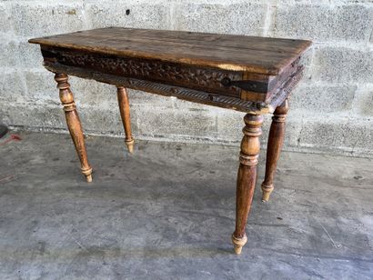 null Table rectangulaire en bois naturel mouluré et sculpté de godrons, rosaces stylisées...