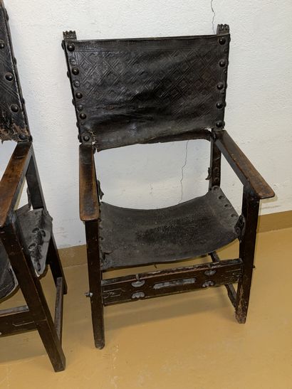 null Deux fauteuils en bois naturel, garni de cuir (très usagé)
Style Louis XIII...