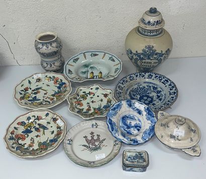null Lot of earthenware including:
- three earthenware dishes in the taste of Rouen...