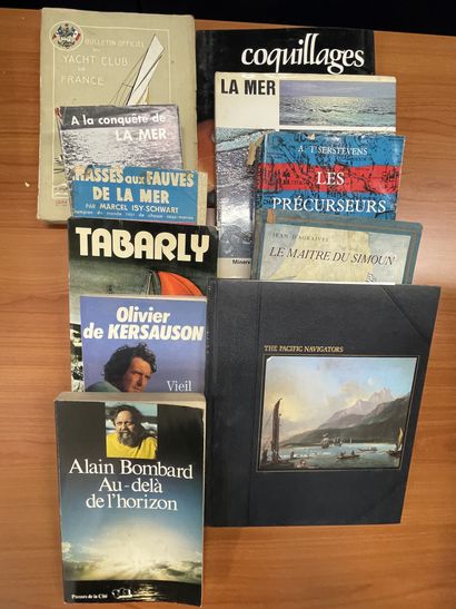 gros lot Cinq cartons de livres sur la mer, la navigation, les pirates… dont, Alain...