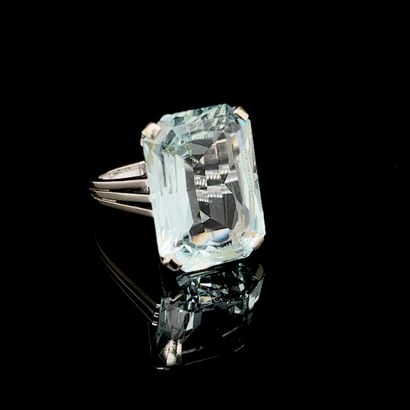 null RING in 14K (585‰) white gold, set with a stepped aquamarine (chips).
Finger:...