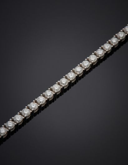 null BRACELET in white gold (750‰) set with an alignment of 64 brilliant-cut diamonds....