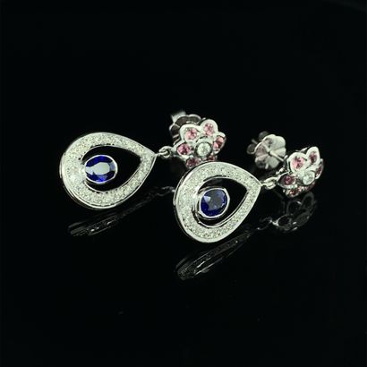 null Pair of EAR PENDANTS in white gold (750‰) with flower and drop motif, set with...
