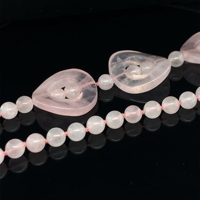 null SAUTOIR composed of a strand of pearls and rose quartz discs.
Length: 104 cm....