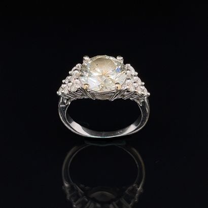null RING in 14-carat (585‰) white gold, set with a brilliant-cut diamond, shouldered...