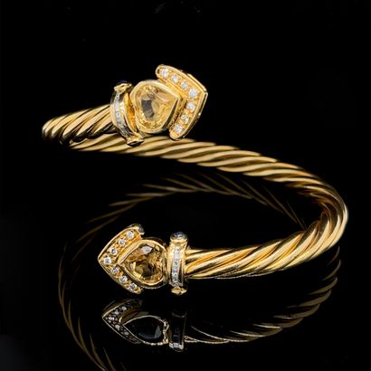 null Pair of open semi-flexible BRACELETS in yellow gold (750‰) twisted, one set...