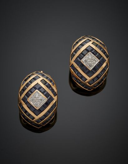 null Pair of yellow gold (750‰) domed, geometric-pattern EAR CLIPS/BOUCLES set with...