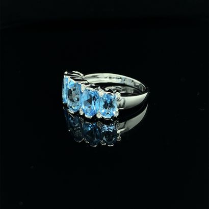 null RING in white gold (750‰) set with an alignment of five falling blue topazes,...