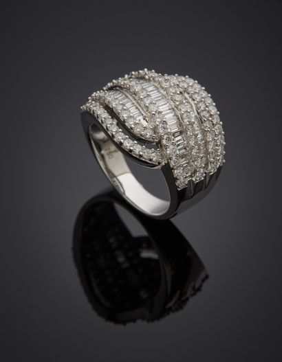 null Important openwork white gold (750‰) "volutes" RING set with six alignments...