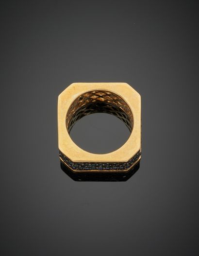null Hexagonal vermeil ring (925‰) paved with dark sapphires. 
Finger: 54-55. Gross...