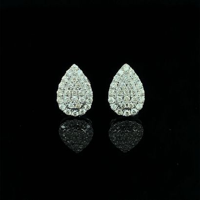 null Pair of "drop" EARRINGS in white gold (750‰) paved with brilliant-cut diamonds.
Length:...
