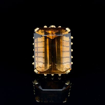 null Yellow gold (750‰) PENDANT set with a rectangular degree-cut citrine.
Length:...