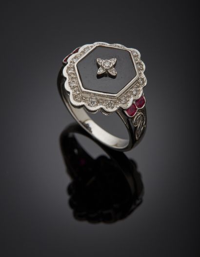 null Hexagonal ring in white gold (750‰) adorned with an onyx plaque, flanked and...