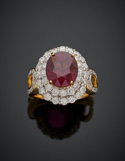 null Yellow gold ring (750‰) set with an oval-shaped rhodolite garnet, weighing 5.34...