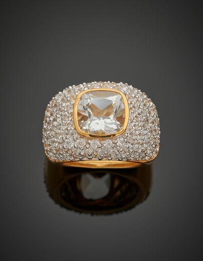 null Large vermeil RING (925‰) set with a close-set zircon, surrounded by white topazes.
Finger:...