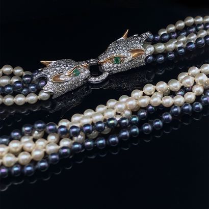 null COLLAR composed of five rows of white and gray cultured pearls. The "two panther"...