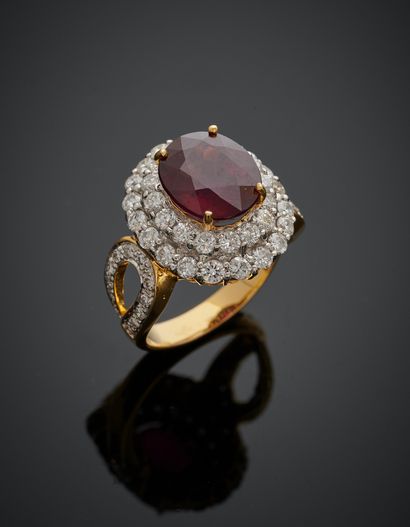 null Yellow gold ring (750‰) set with an oval-shaped rhodolite garnet, weighing 5.34...