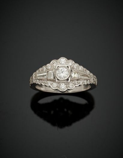 null RING in white gold (750‰) set with brilliant-cut diamonds, one of which, in...