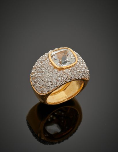 null Large vermeil RING (925‰) set with a close-set zircon, surrounded by white topazes.
Finger:...