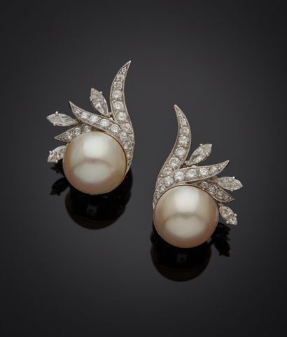 null Pair of white gold (750‰) "flammes" EAR CLIPS adorned with a white Mabé pearl,...