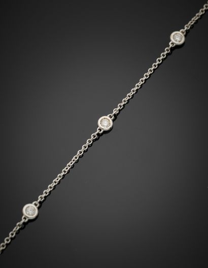 null COLLIER chaînette in white gold (750‰) punctuated with six brilliant-cut diamonds...