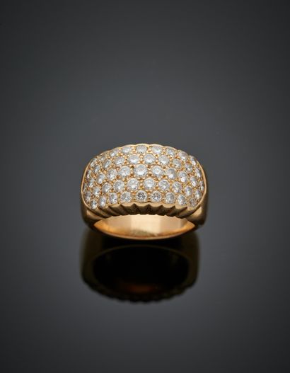 RING in yellow gold (750%) set with a pavement...