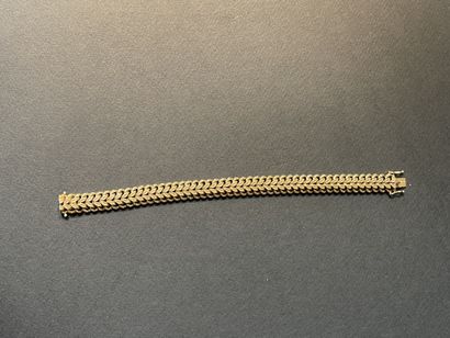 null BRACELET in yellow gold (750/00) with twisted links.
Weight: 57.5 g