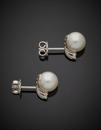 null Pair of EARRINGS in white gold (750‰) adorned with a white cultured pearl topped...