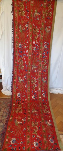 null Large lambrequin, China, circa 1900, red felt embroidered in polychrome silk...