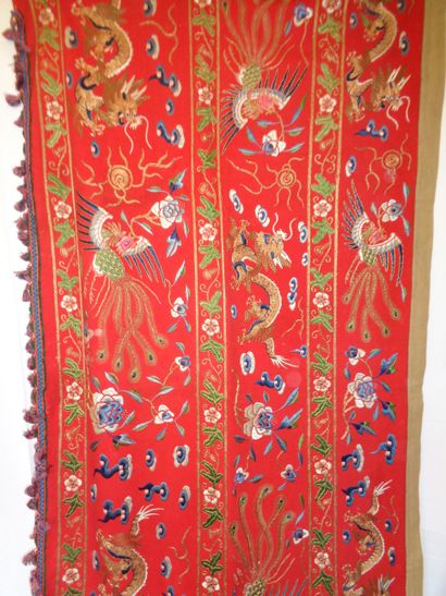 null Large lambrequin, China, circa 1900, red felt embroidered in polychrome silk...