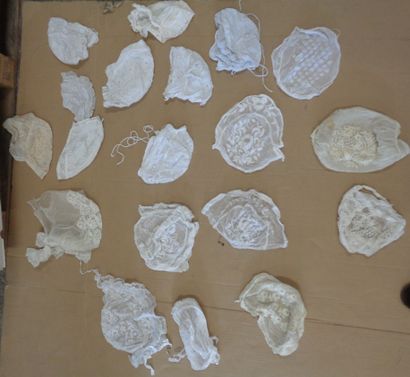 null Reunion of nineteen linen bonnets embroidered and edged with lace (wear).
