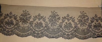 null Metrage of black Chantilly lace, flowers, flower garland and drapery.
 Height:...