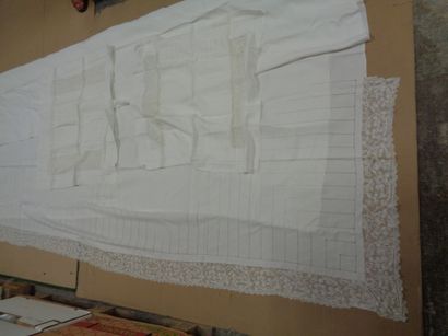 null Sheet and its two pillowcases in thread, Venice days, flap edged with lace (stains).
Width...