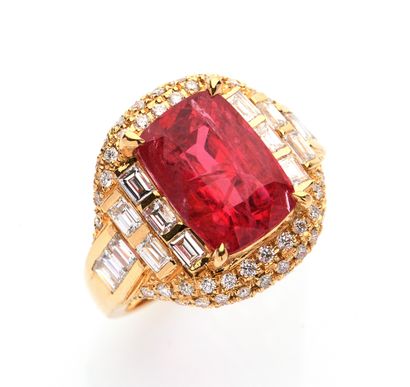 null Important yellow gold RING (750‰) set with a BIRMAN red spinel, NOT HEATED,...