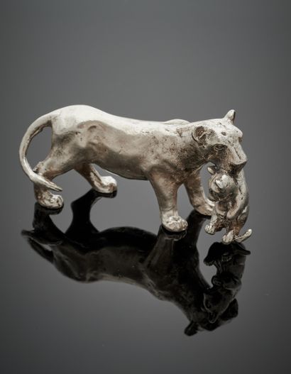 null SCULPTURE "Lionne et son lionceau" en argent (925‰).
Dim.: 7,4 x 3,8 cm. Poids...