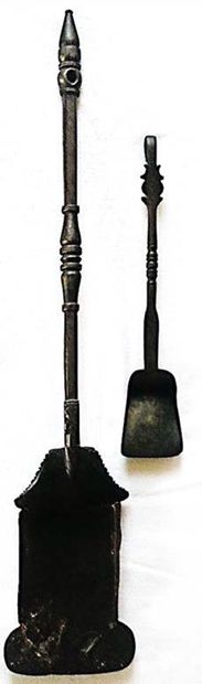 null Two ember shovels 
France, 18th century 
29 x 6 cm and 61 x 12 cm