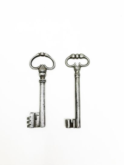 null Two keys with frog-leg rings
France, 17th/18th century
11, 26 - 11, 21 cm
Part...