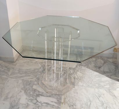 null Table octogonale à plateau de verre et piètement plexiglas
H.: 76 cm; L.: 120...