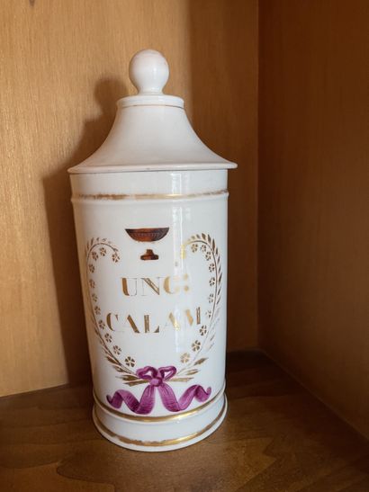 null Lot de porcelaines dont: pot à pharmacie UNC: CALAM; dans le goût de Paris,...