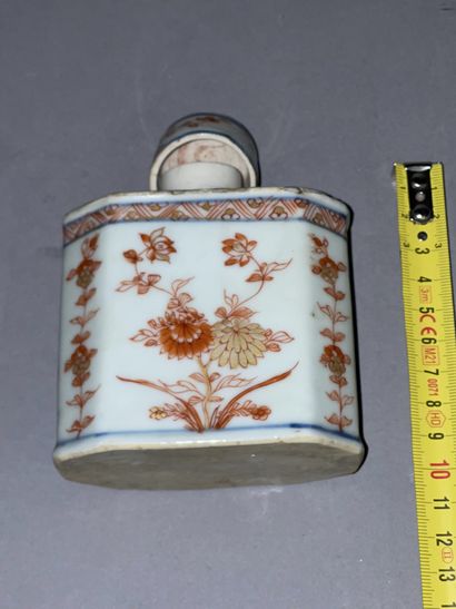 null CHINE et JAPON - lot de porcelaine dont un vase rouleau à décor de personnage,...
