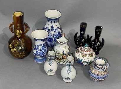 null Lot de céramique, dont deux vases Delft (cassés,collés), vase à deux anses,...