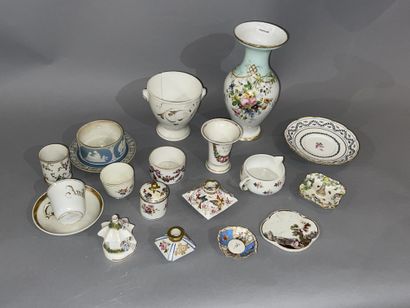 null Lot en porcelaine dont sucrier en Wedgwood, vase à décor de fleurs, deux encriers...