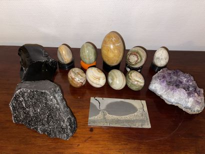 null Lot de minéraux (quartz, lave pétrifiée, etc…) divers dont neuf œufs