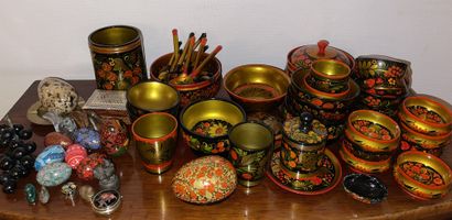null Lot de souvenirs de voyage en URSS et divers dont lot de vaisselle en bois khokhloma...