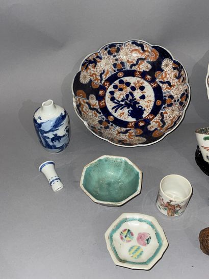 null CHINE - lot de porcelaine et objets divers dont deux assiettes à décor imari...