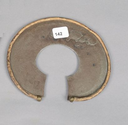 null DEUX BRACELETS. Bronze. Dim. 14 x 12 cm et 14,5 x 12,5 cm.