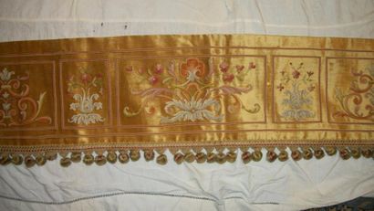 null Lambrequin, circa 1900, style Renaissance, fond satin jaune bouton d'or, décor...