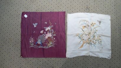 null Deux panneaux, Chine du Sud, circa 1900, satin violet brodé d'oiseau et papillons...